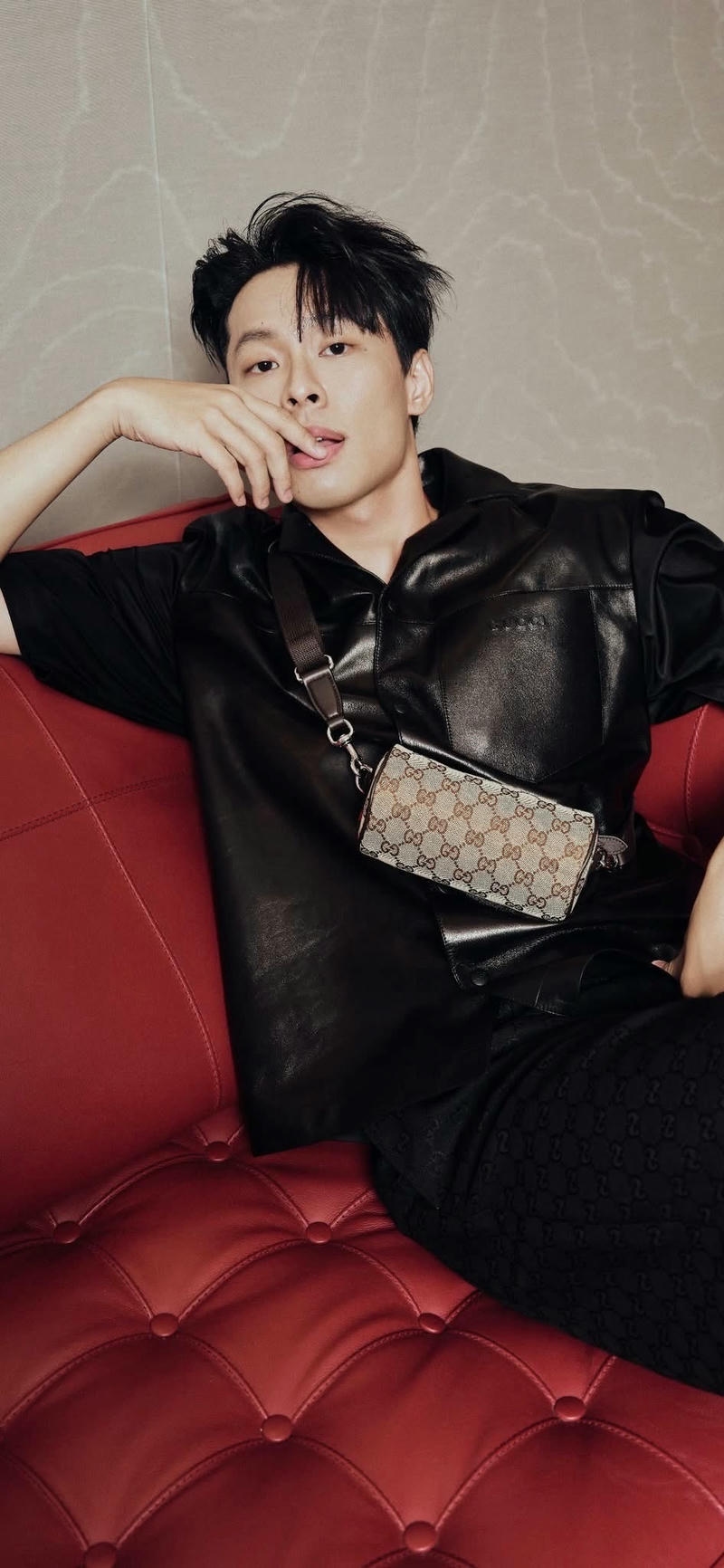 ảnh nền Hurrykng tạo dáng trên ghế