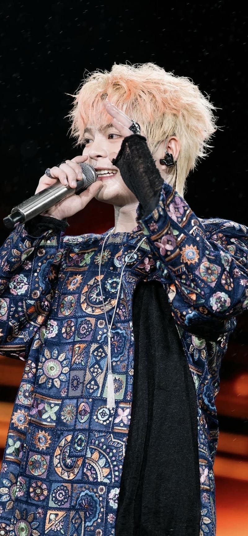 ảnh nền Rhyder cùng ánh đèn sân khấu lung linh