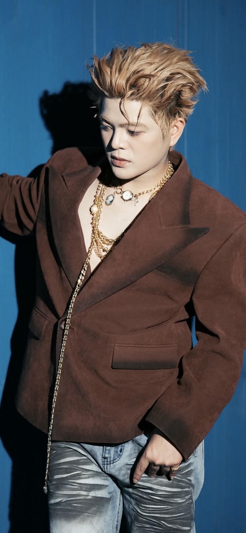 ảnh nền Rhyder mặc áo vest lịch lãm