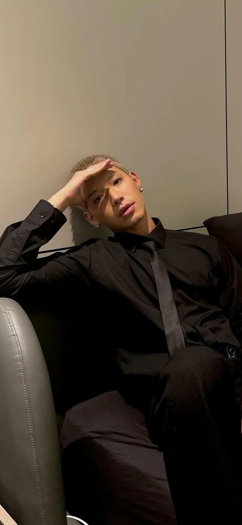 ảnh nền Wean tạo dáng lạnh lùng