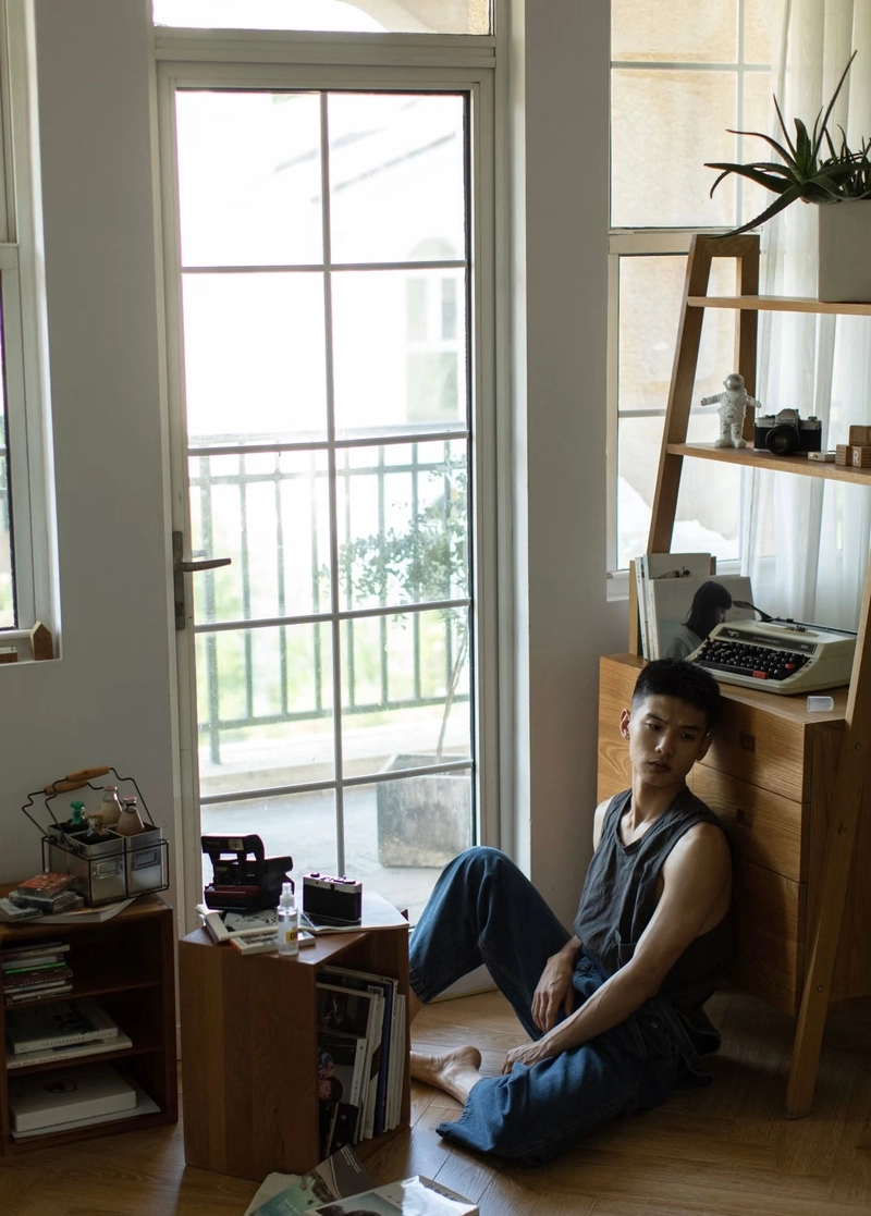 ảnh sad boy lạnh lùng không gian vắng lặng