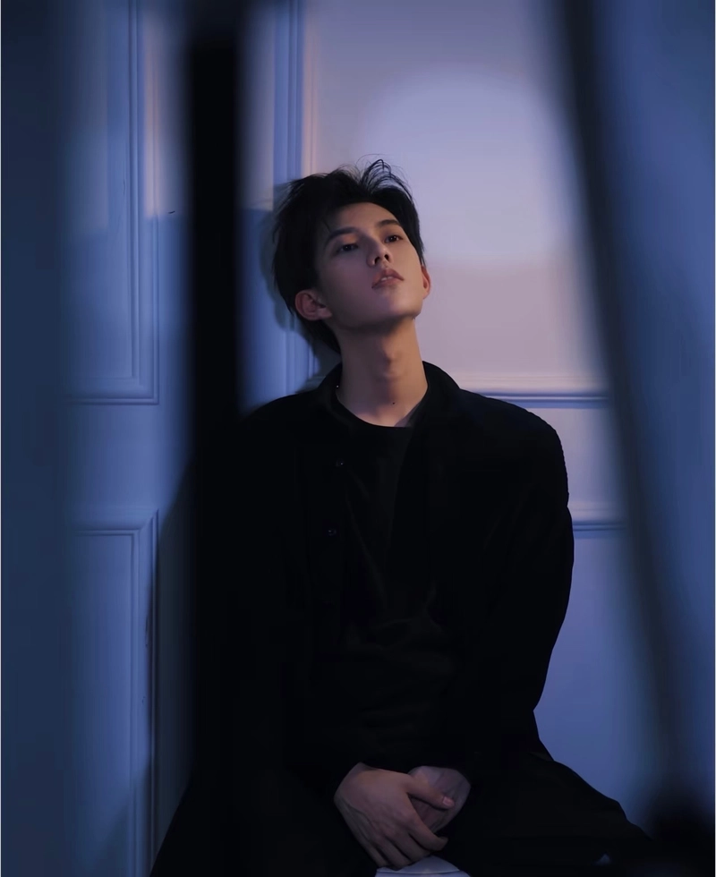 ảnh sad boy lạnh lùng mặc áo đen đầy cá tính