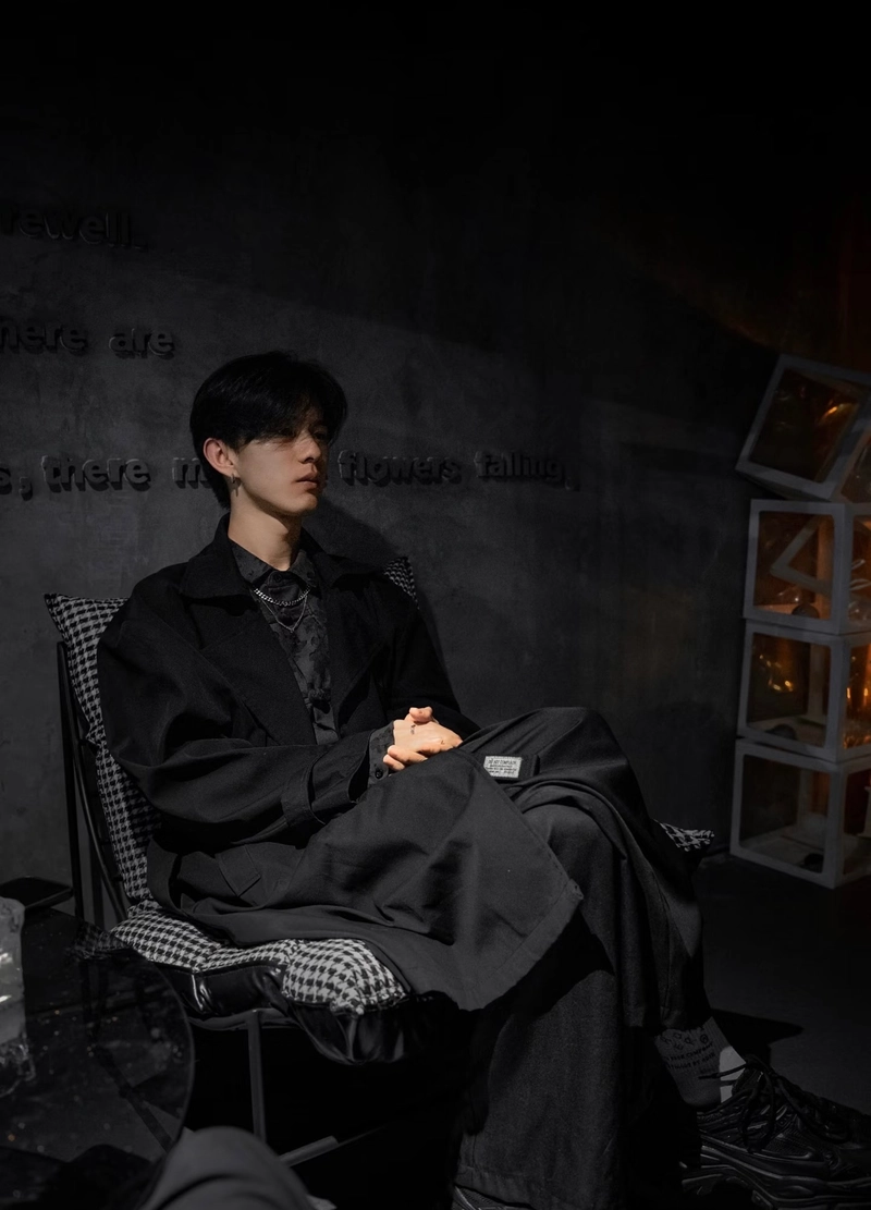 ảnh sad boy lạnh lùng ngồi ghế cô đơn