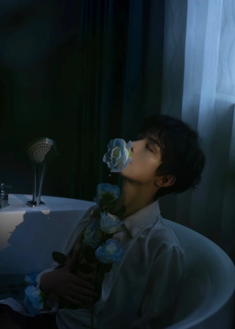 ảnh sad boy lạnh lùng ngồi một mình trong góc tối