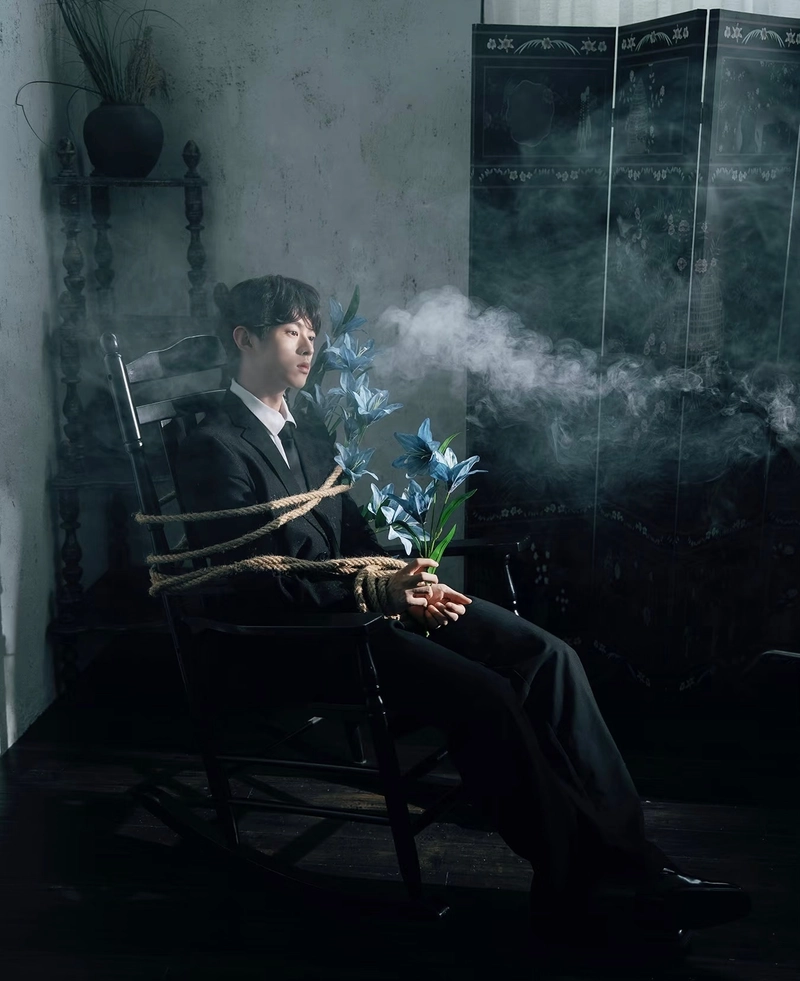 ảnh sad boy lạnh lùng ngồi trên ghế nhìn xa xăm