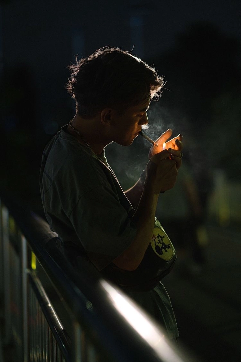 ảnh sad boy lạnh lùng quay mặt che giấu cảm xúc