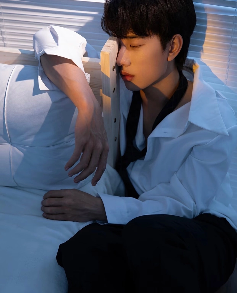 ảnh sad boy lạnh lùng suy tư dưới nắng