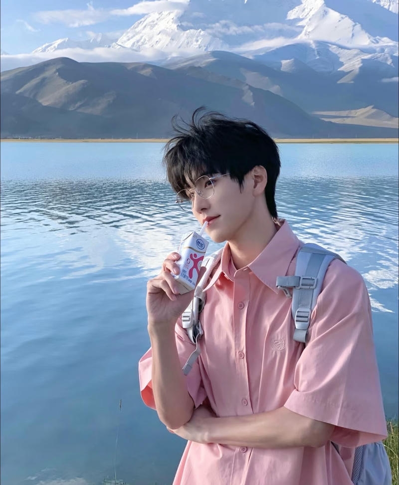 ảnh trai đẹp trung quốc mặc áo sơ mi sáng màu