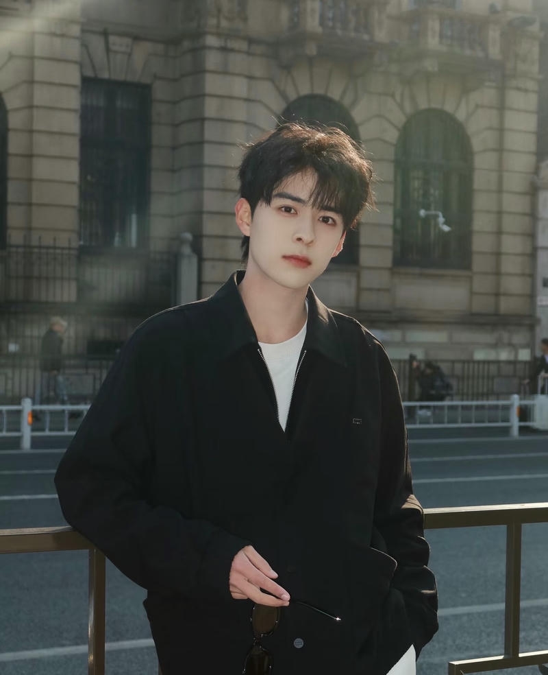 ảnh trai đẹp trung quốc mặc đồ đen đơn giản