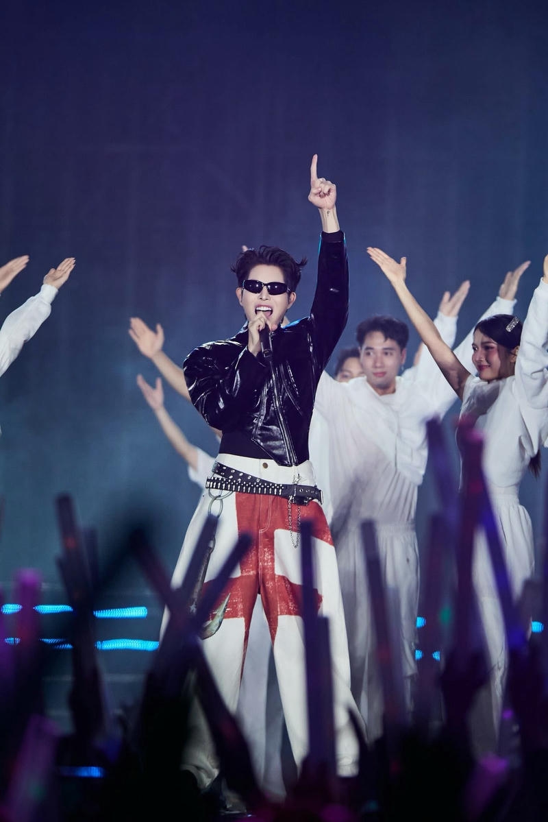 hình Đức Phúc cute biểu diễn cùng dàn vũ công