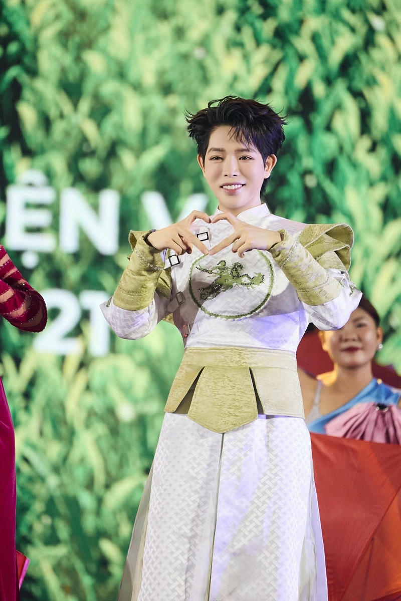 hình Đức Phúc cute diện đồ truyền thống Việt Nam