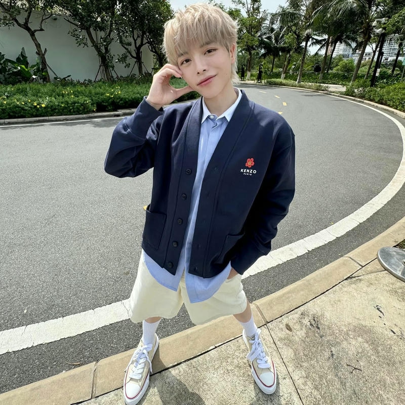 hình Đức Phúc cute tạo dáng thư sinh ở ngoài trời