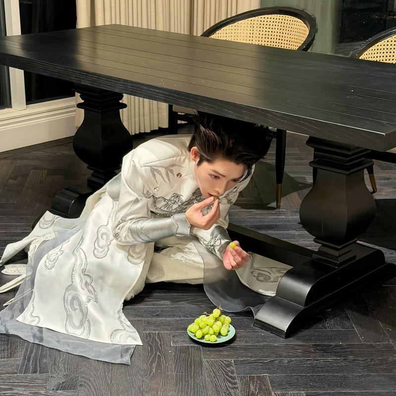 hình Đức Phúc cute tinh nghịch trốn dưới gầm bàn