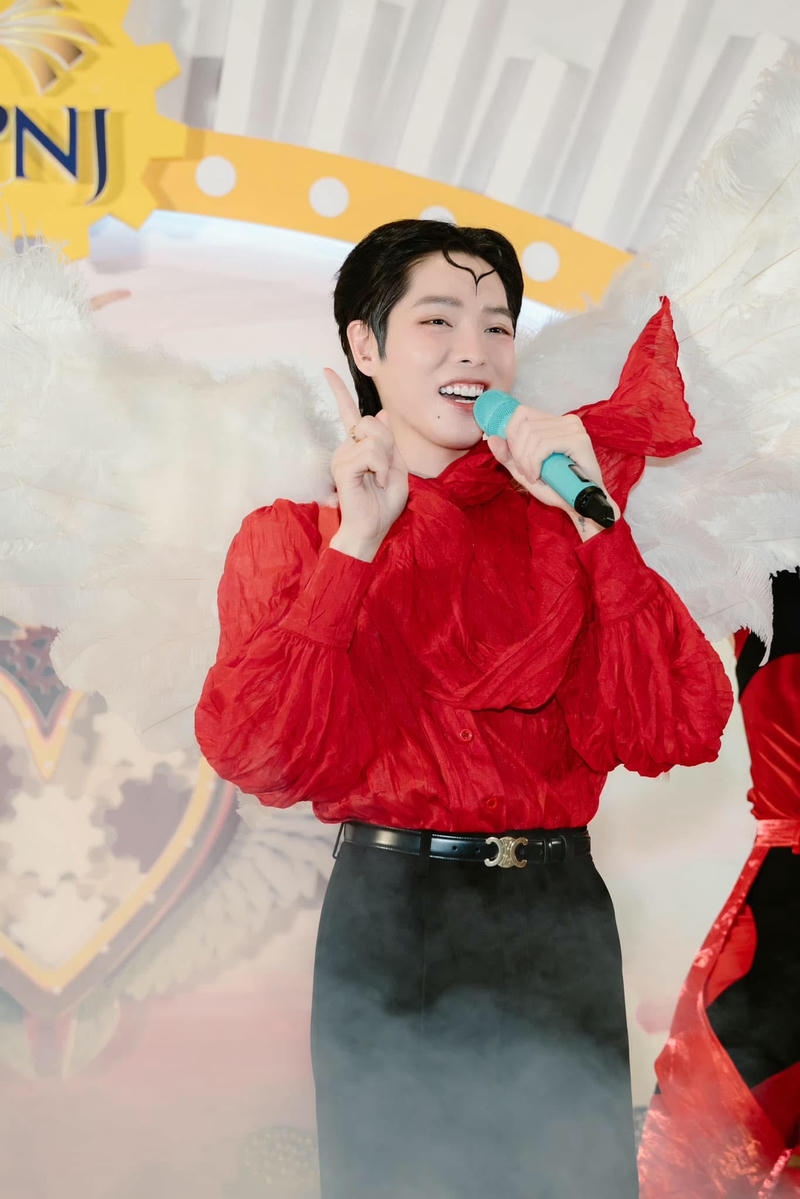 hình Đức Phúc cute trình diễn tại sự kiện