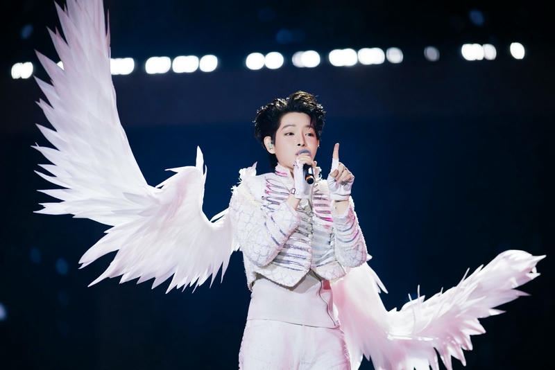 hình Đức Phúc cute với đôi cánh trắng