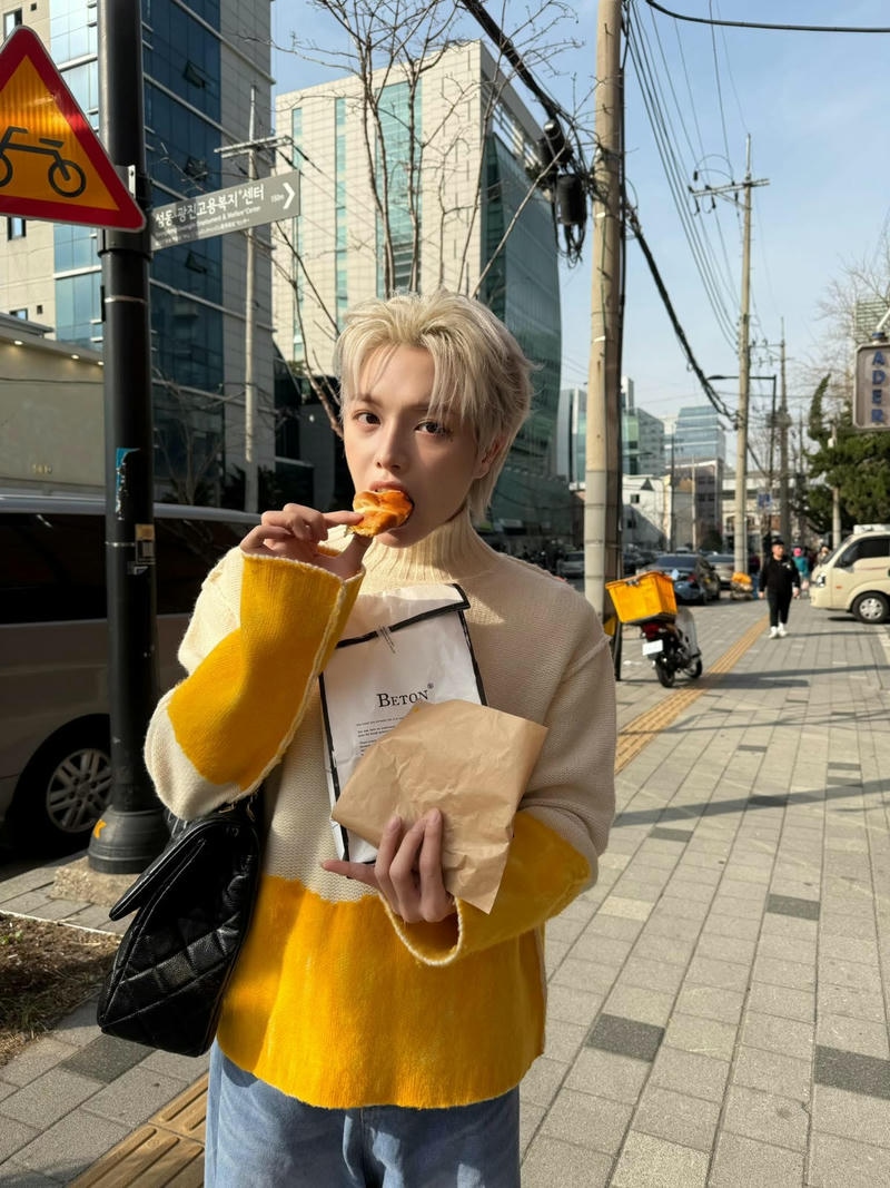 hình Đức Phúc đang ăn vặt trên phố