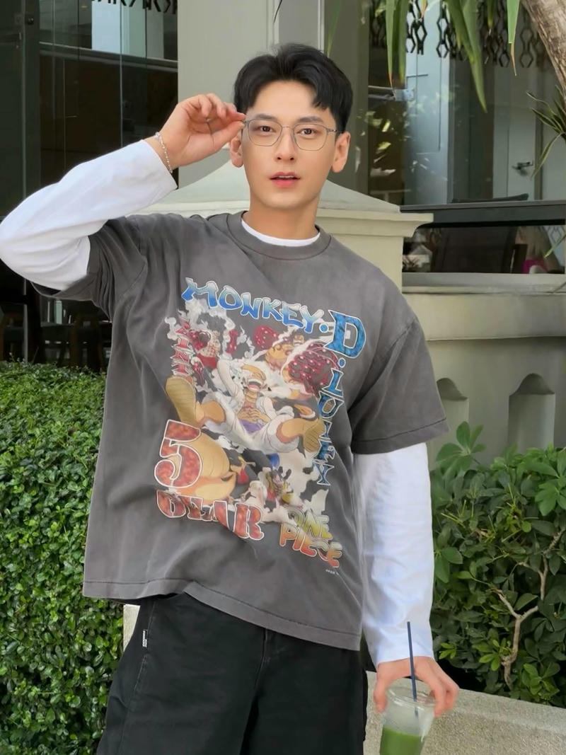 hình Isaac cute dạo phố với chiếc áo phông