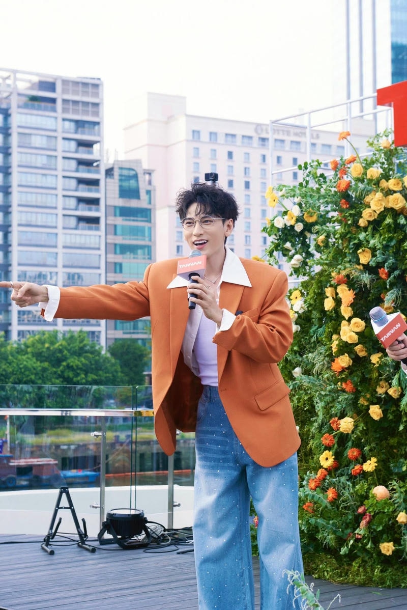 hình Isaac cute diện vest cam làm MC