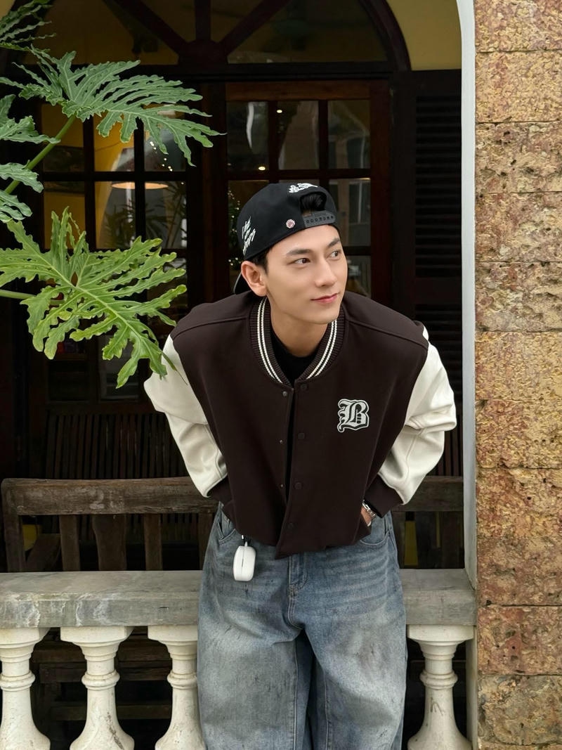 hình Isaac cute ngồi thư giãn cực điển trai ngoài trời