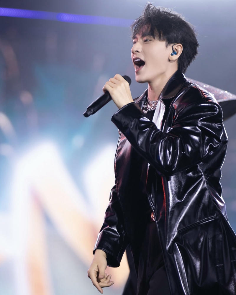 hình Isaac cute phiêu theo điệu nhạc trên sân khấu lớn