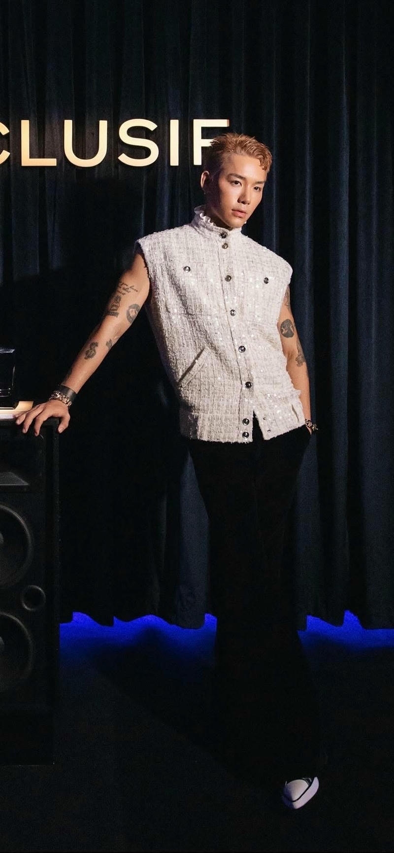 hình Wean mặc đồ hiệu cực chất làm nền