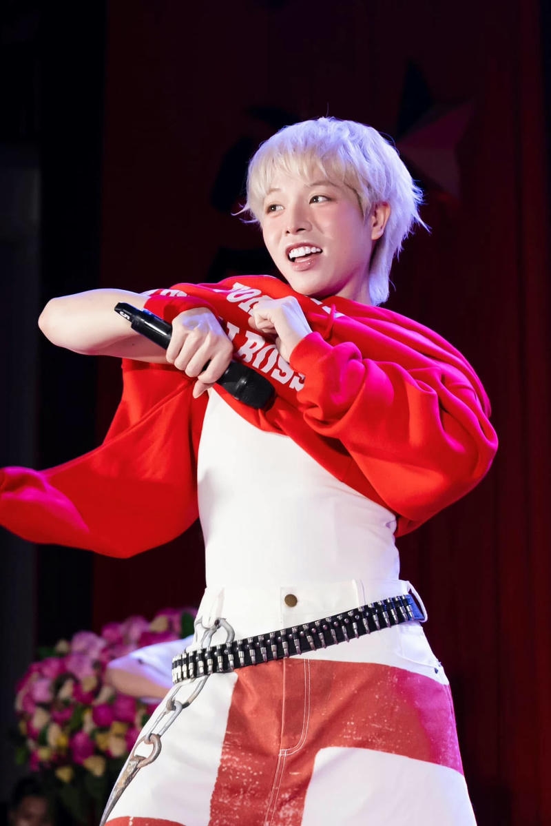 hình ảnh Đức Phúc cute biểu diễn cực kỳ năng động