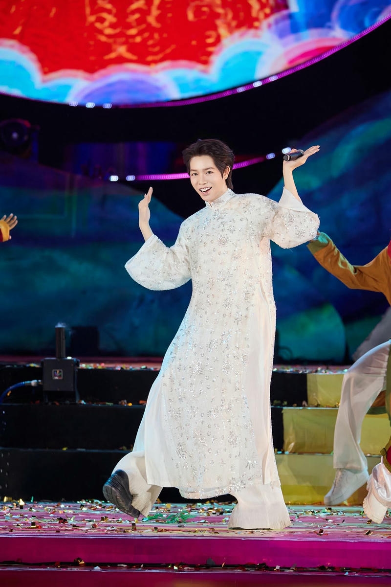 hình ảnh Đức Phúc cute cười tươi rạng rỡ.