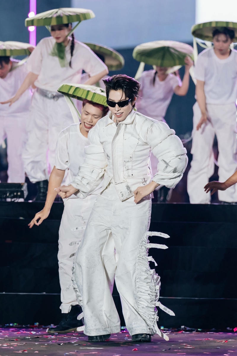 hình ảnh Đức Phúc cute đeo kính đen cực kỳ ngầu