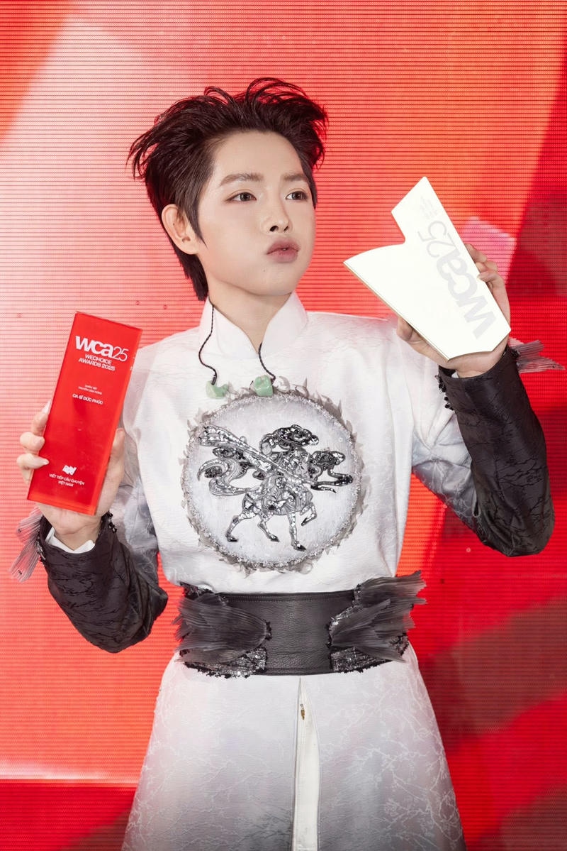 hình ảnh Đức Phúc cute khoe giải thưởng đầy tự hào