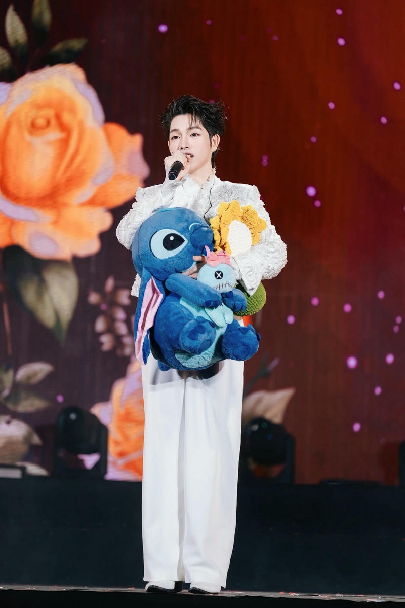 hình ảnh Đức Phúc cute ôm gấu Stitch