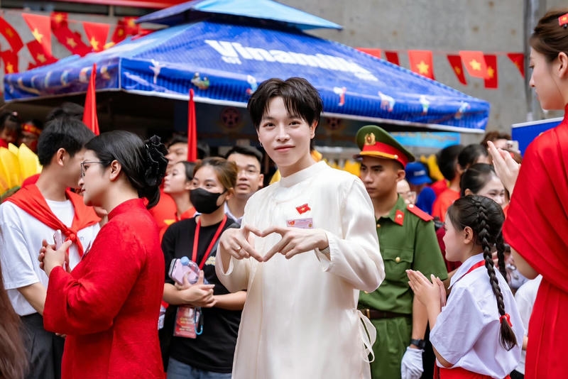 hình ảnh Đức Phúc cute tạo dáng trái tim tặng fan