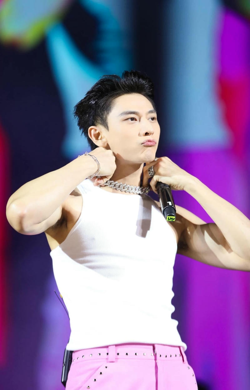 hình ảnh Isaac biểu diễn trên sân khấu