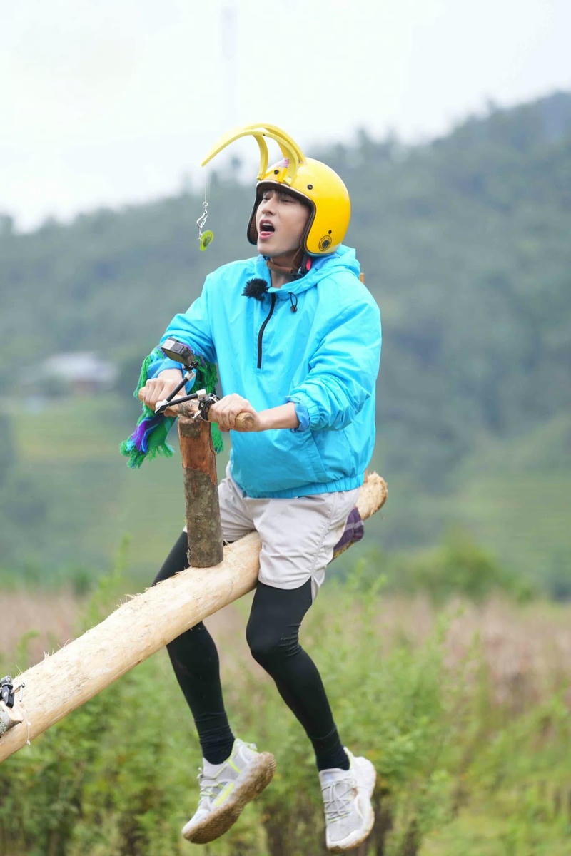 hình ảnh Isaac cute chơi trò chơi