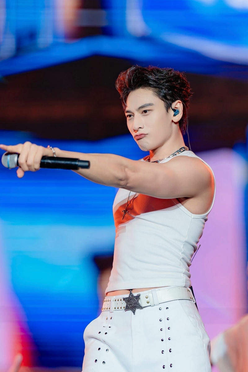 hình ảnh Isaac cute cực ngầu khi biểu diễn