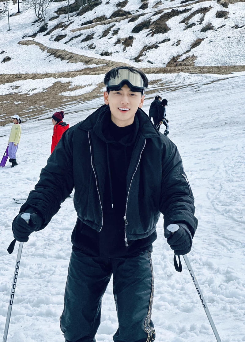 hình ảnh Isaac cute đi trượt tuyết