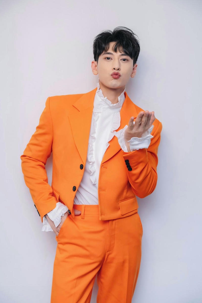 hình ảnh Isaac cute diện vest cam tạo dáng