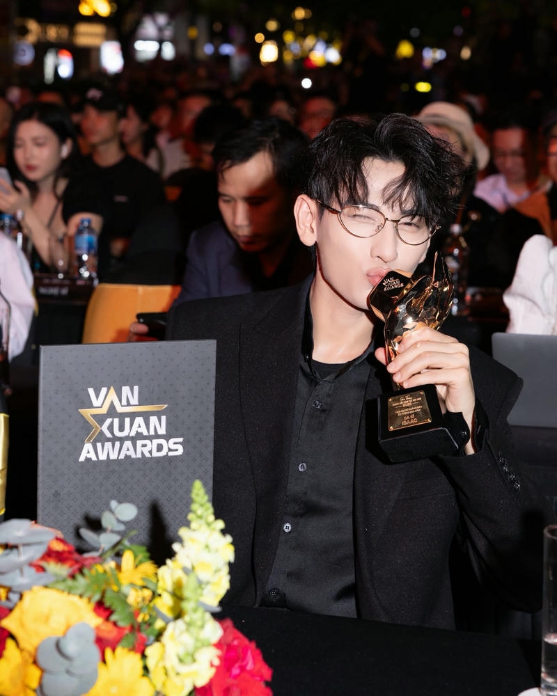 hình ảnh Isaac cute xuất hiện lãng tử tại sự kiện