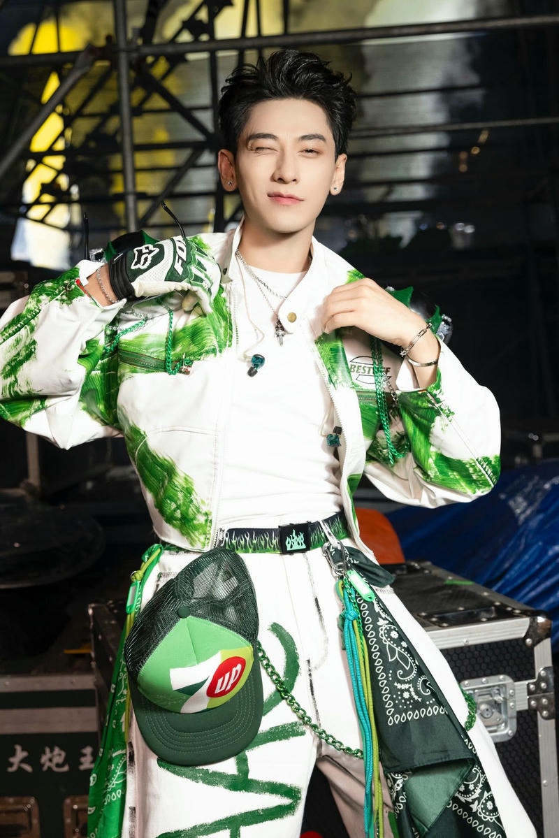 hình ảnh Isaac mặc đồ nhà tài trợ