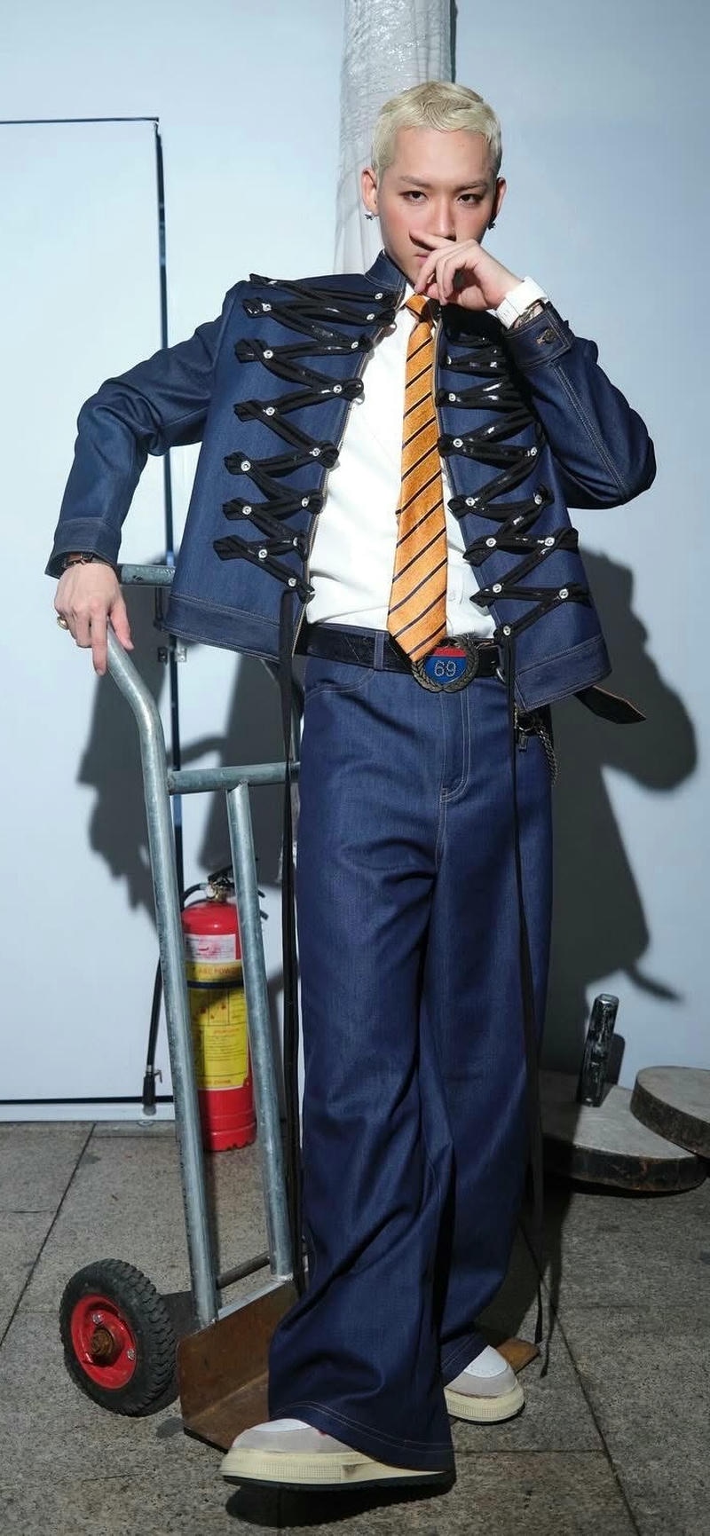 hình ảnh Wean phối đồ cực nghệ làm nền