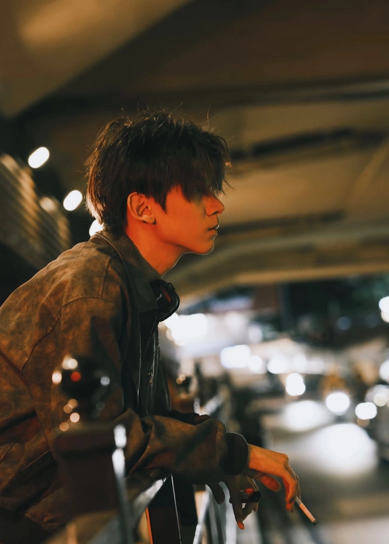 hình ảnh buồn nam cô đơn nhìn xa đầy trống trải