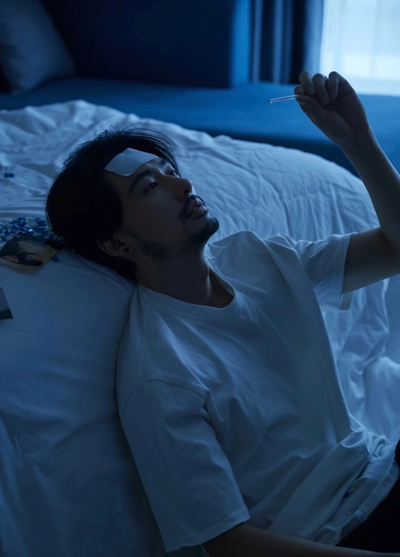 hình ảnh buồn nam cô đơn trong căn phòng tối