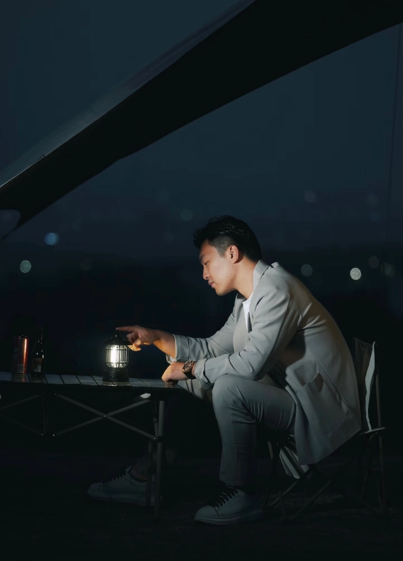 hình ảnh buồn nam lặng im giữa ánh sáng mờ ảo