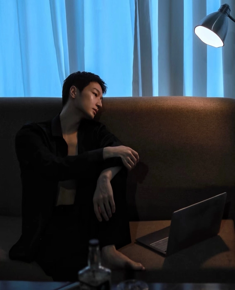 hình ảnh buồn nam lặng im giữa không gian tĩnh lặng