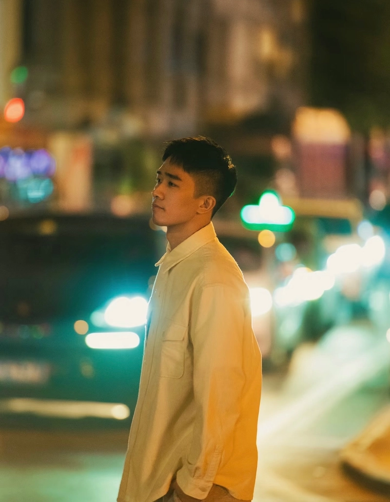 hình ảnh buồn nam lặng lẽ bước đi giữa phố vắng