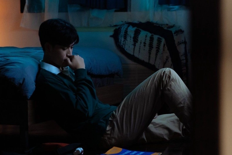 hình ảnh buồn nam suy tư trong không gian tĩnh mịch