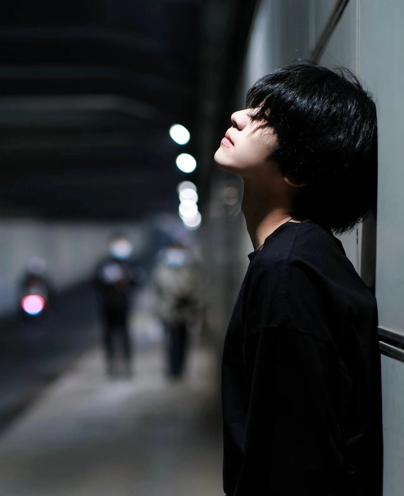 hình ảnh buồn nam tâm trạng trầm lặng giữa đêm