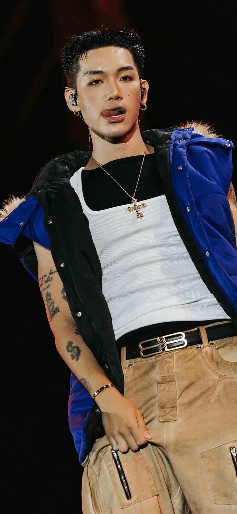 hình ảnh ca sĩ Wean làm hình nền