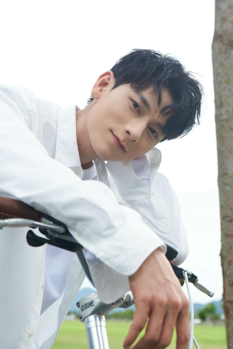 hình ảnh gương mặt Isaac cute góc nghiêng