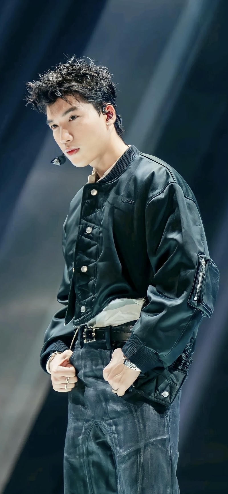 hình ảnh hình nền hieuthuhai với ánh đèn nổi bật