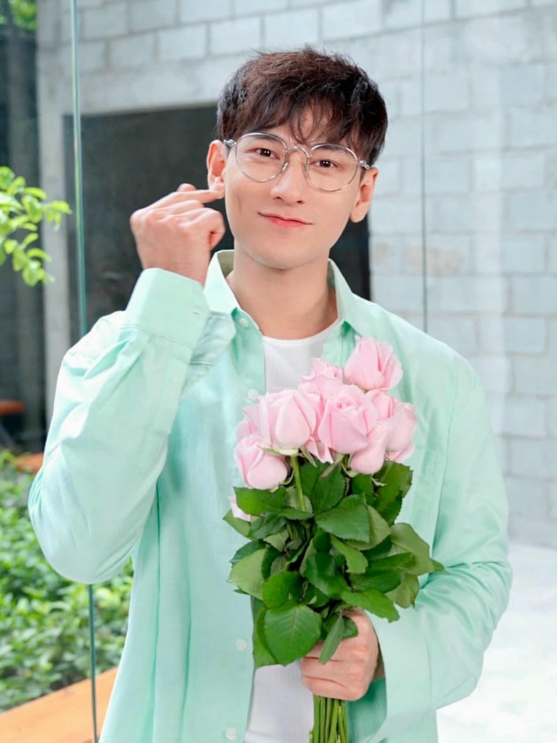 hình ảnh lãng tử của Isaac trong sơ mi